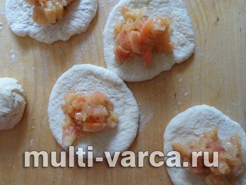 Смачні яблучні пиріжки в мультиварці