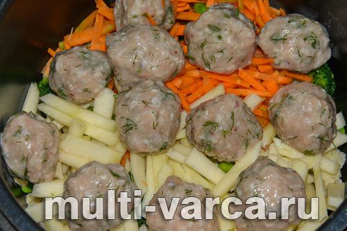 Смачний овочевий суп із курячими фрикадельками