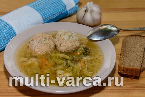 Смачний овочевий суп із курячими фрикадельками