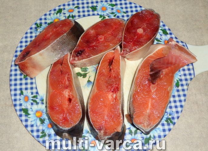 Тушкована горбуша в сметані в мультиварці
