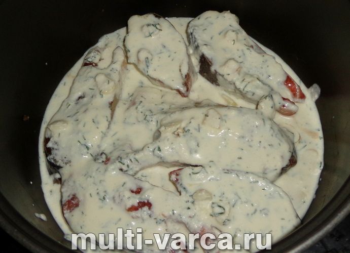 Тушкована горбуша в сметані в мультиварці