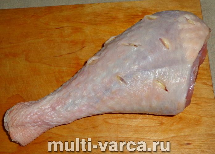 Запечена гомілка індички в соєвому соусі