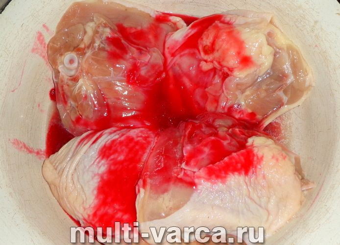 Запечена курка в маринаді з червоної смородини