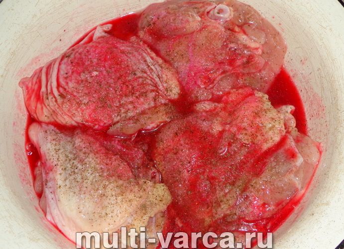 Запечена курка в маринаді з червоної смородини