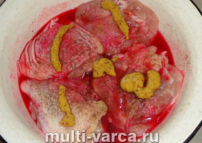 Запечена курка в маринаді з червоної смородини