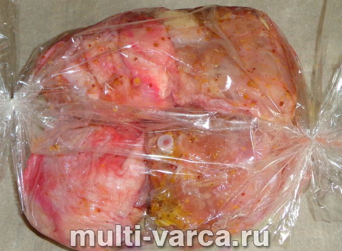 Запечена курка в маринаді з червоної смородини