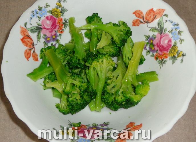 Броколі з курячою грудкою в мультиварці