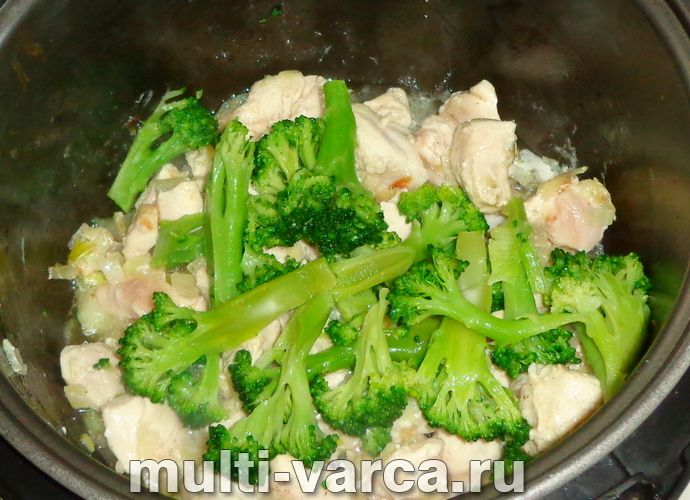 Броколі з курячою грудкою в мультиварці