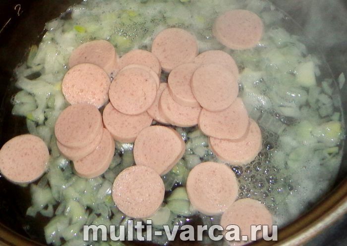 Гречка із сосисками в мультиварці