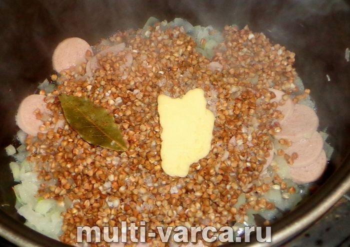 Гречка із сосисками в мультиварці