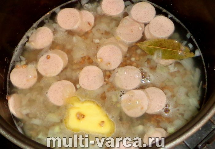Гречка із сосисками в мультиварці