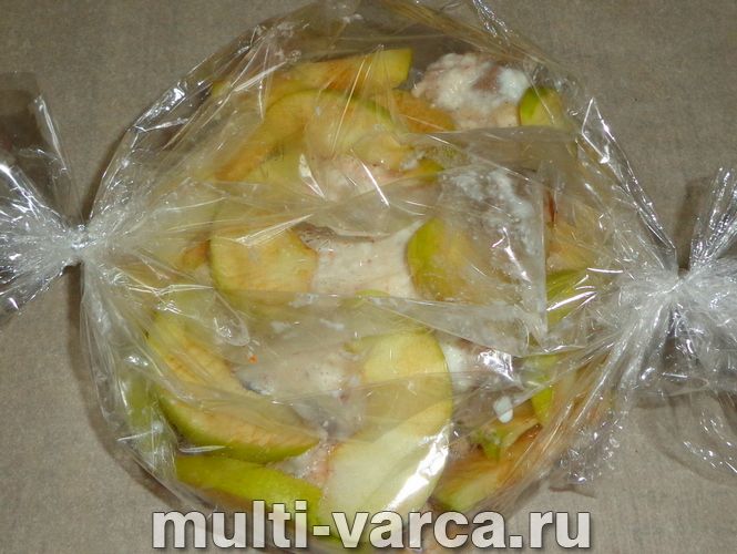 Качина грудка з яблуками в рукаві