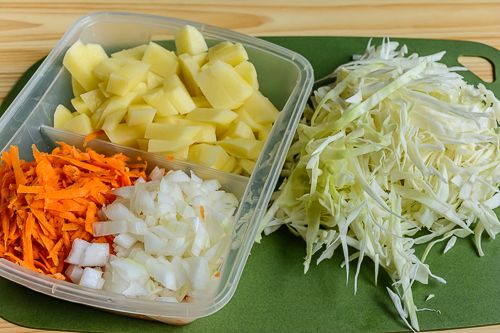 Качині стегенця, тушковані з капустою і картоплею