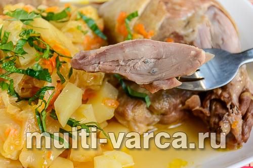 Качині стегенця, тушковані з капустою і картоплею