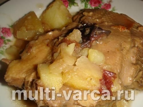 Качка шматочками з яблуками та чорносливом у мультиварці