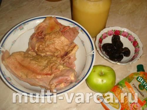 Качка шматочками з яблуками та чорносливом у мультиварці