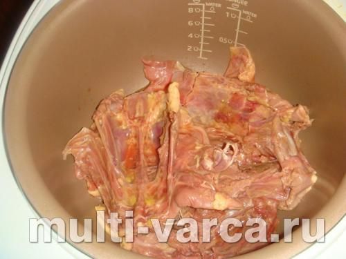 Качка шматочками з яблуками та чорносливом у мультиварці