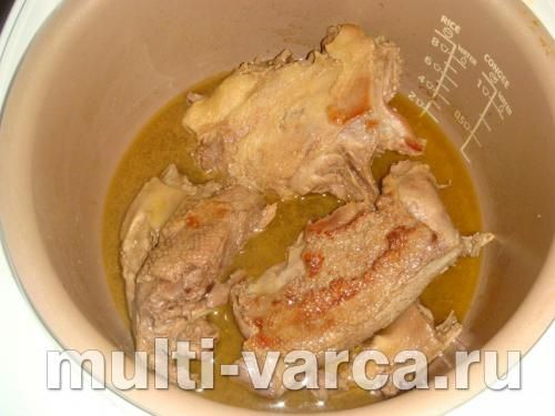 Качка шматочками з яблуками та чорносливом у мультиварці