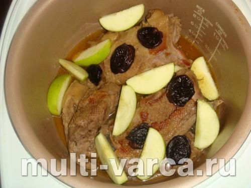 Качка шматочками з яблуками та чорносливом у мультиварці