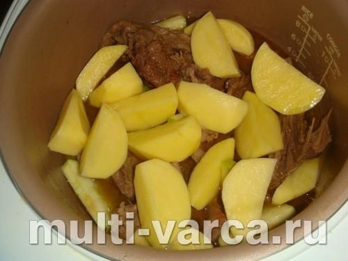 Качка шматочками з яблуками та чорносливом у мультиварці