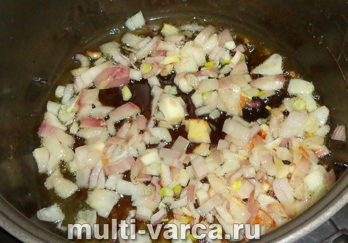 Картопля з грибами в сметані в мультиварці