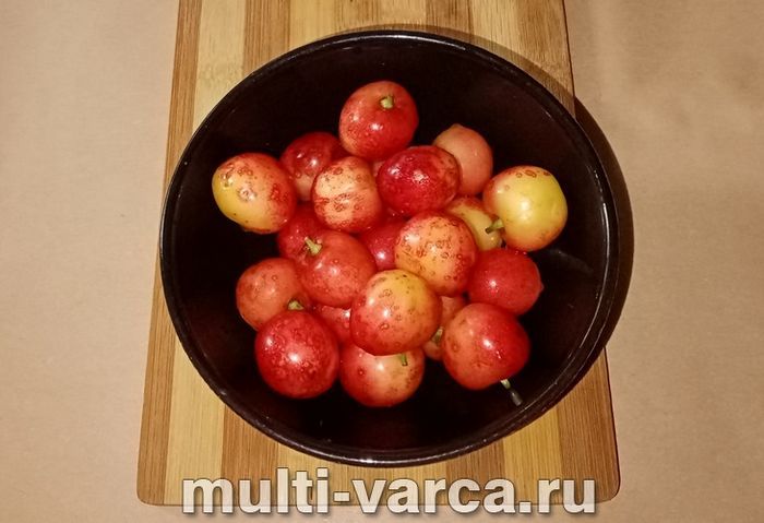 Компот із черешні та малини на зиму
