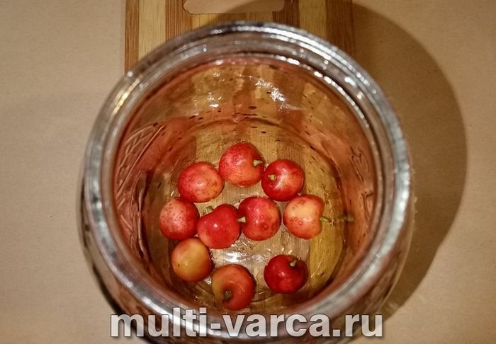 Компот із черешні та малини на зиму