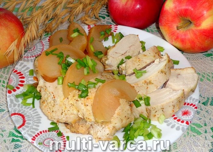 Куряча грудка з яблуками в мультиварці