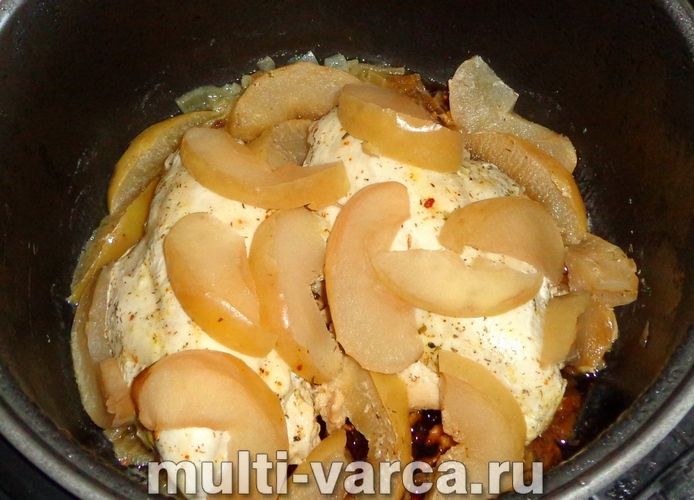 Куряча грудка з яблуками в мультиварці