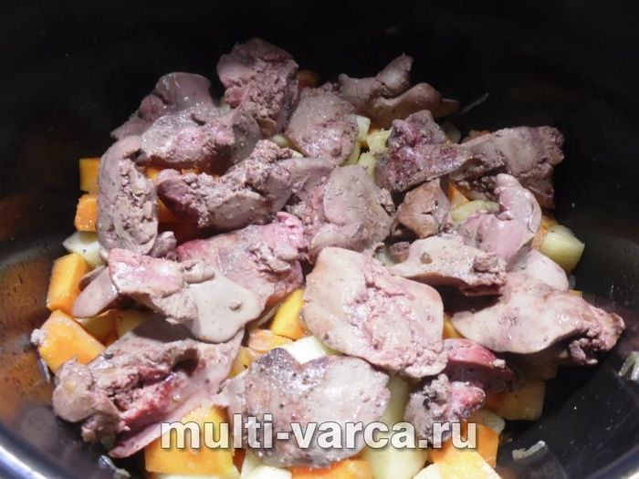 Куряча печінка з гарбузом і яблуками