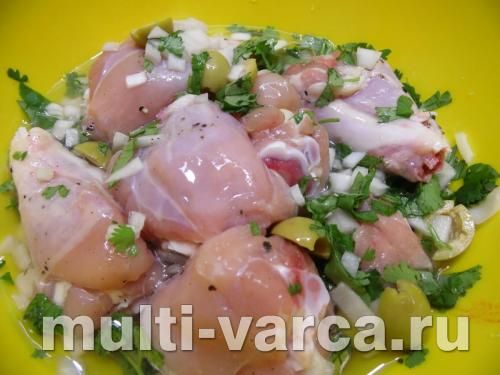 Курячі гомілки, тушковані з оливками в маринаді