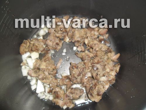 Курячі крильця тушковані з грибами