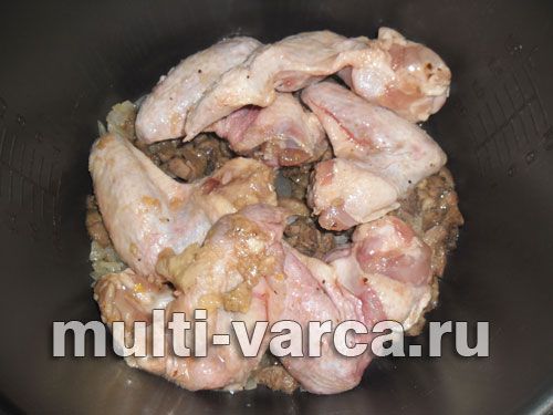 Курячі крильця тушковані з грибами