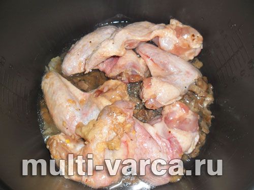 Курячі крильця тушковані з грибами