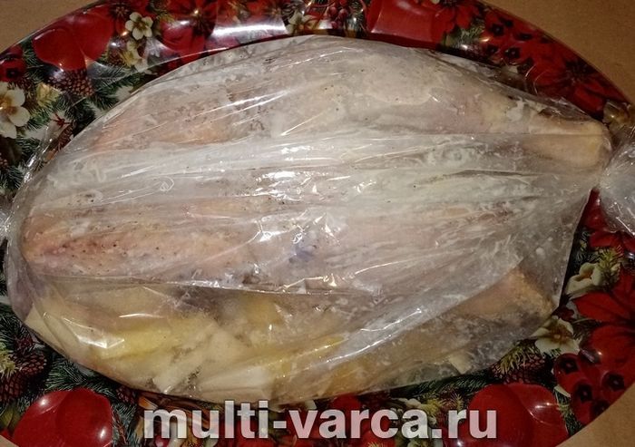 Курка цілком із картоплею в рукаві