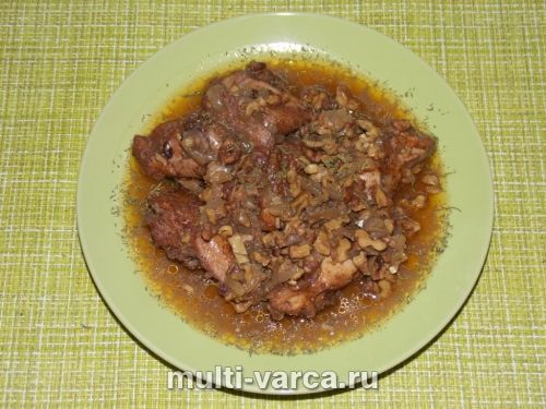 Курка з горіхами в мультиварці