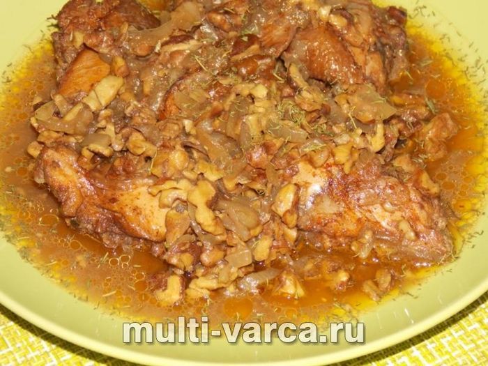 Курка з горіхами в мультиварці