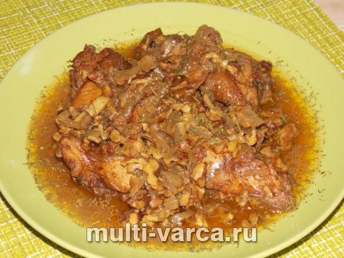 Курка з горіхами в мультиварці