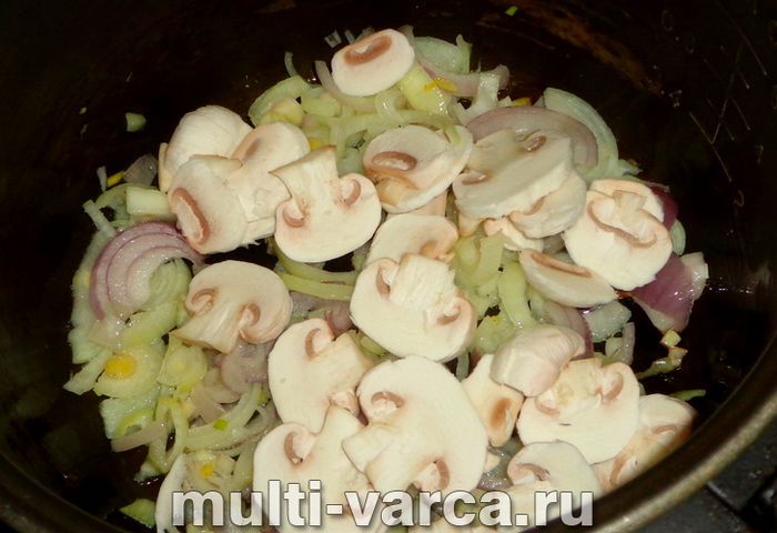 Курка з печерицями в мультиварці