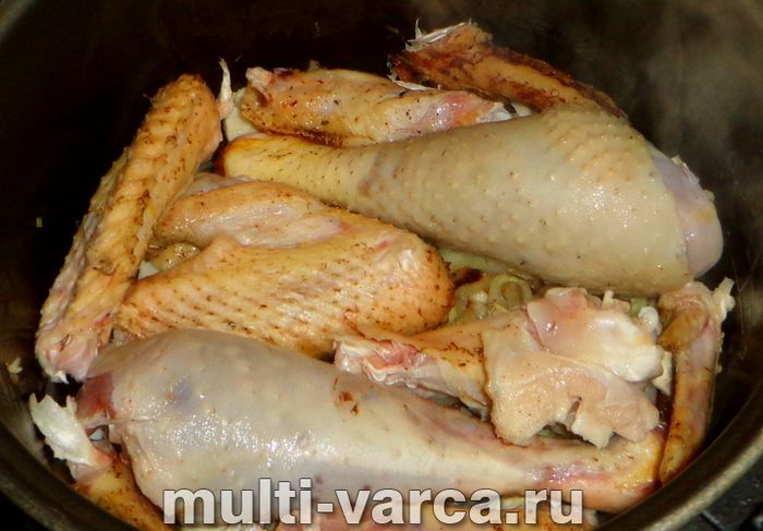 Курка з печерицями в мультиварці
