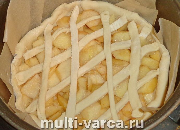 Листковий пиріг із яблуками в мультиварці