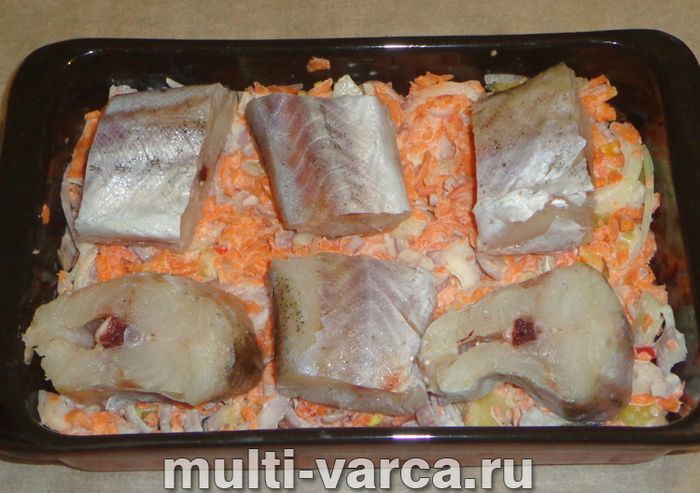 Минтай у духовці з овочами під сиром