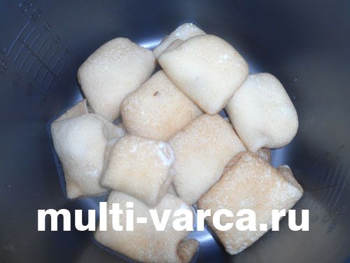 Млинці з сиром і курагою в мультиварці
