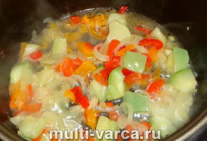 Овочеве рагу із сосисками в мультиварці