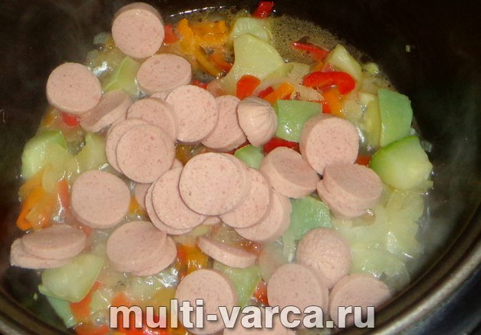 Овочеве рагу із сосисками в мультиварці