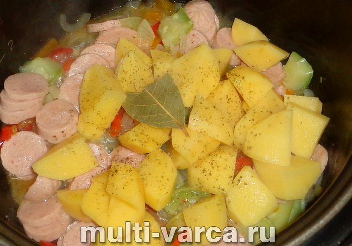 Овочеве рагу із сосисками в мультиварці