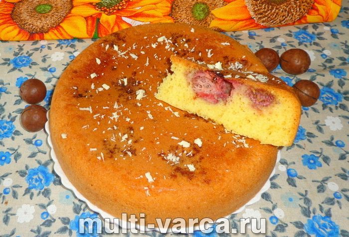 Пиріг із замороженою полуницею в мультиварці