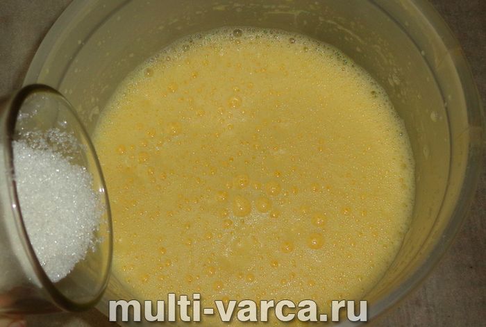 Пиріг із замороженою полуницею в мультиварці