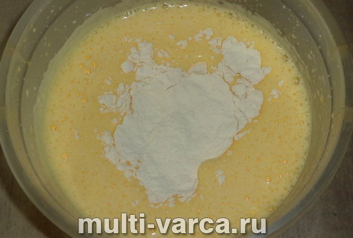 Пиріг із замороженою полуницею в мультиварці