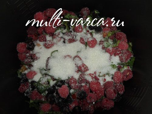 Пісочний пиріг із ревенем і ягодами в мультиварці